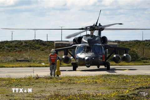 Máy bay Black Hawk tham gia chiến dịch tìm kiếm máy bay vận tải Air Force C-130 Hercules của Chile bị mất tích, tại căn cứ quân sự Chabunco ở Punta Arenas, Chile ngày 11/12/2019. (Nguồn: AFP/TTXVN) 