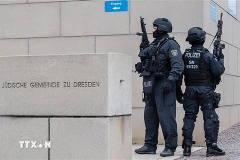 Cảnh sát gác tại khu vực Dresden, Đức, ngày 9/10/2019. (Nguồn: AFP/TTXVN) 