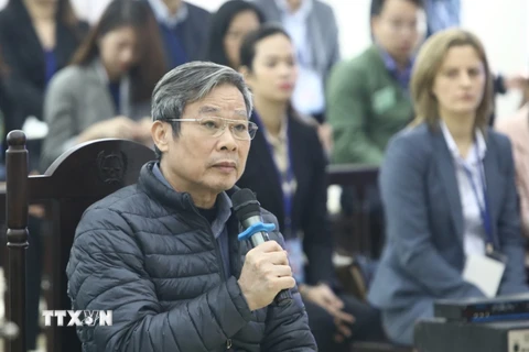 Bị cáo Nguyễn Bắc Son (sinh năm 1953, cựu Bộ trưởng Bộ Thông tin và Truyền thông) trả lời câu hỏi của Hội đồng xét xử. (Ảnh: Văn Điệp/TTXVN) 