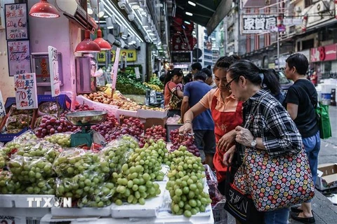 Người dân mua sắm tại một khu chợ ở Hong Kong ngày 3/10/2019. (Nguồn: AFP/TTXVN) 