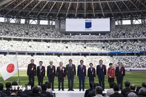 Thủ tướng Nhật Bản Shinzo Abe (thứ 6, trái) cùng các quan chức tại lễ khánh thành sân vận động quốc gia mới ở Tokyo ngày 15/12/2019. (Nguồn: AFP/TTXVN)