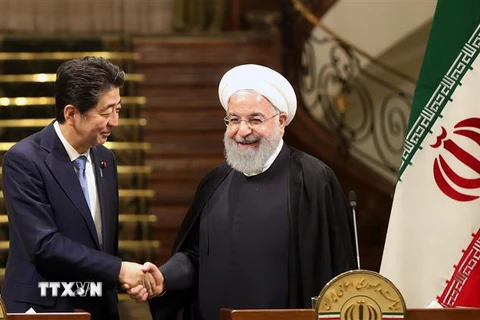 Thủ tướng Nhật Bản Shinzo Abe (trái) trong cuộc gặp Tổng thống Iran Hassan Rouhani tại Tehran ngày 12/6/2019. (Nguồn: AFP/TTXVN) 