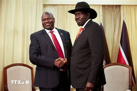 Tổng thống Sudan Salva Kiir (phải) và thủ lĩnh Phong trào giải phóng nhân dân Nam Sudan (SPLM/A-IO) Riek Machar trong cuộc gặp tại Juba ngày 19/10/2019. (Nguồn: AFP/TTXVN) 