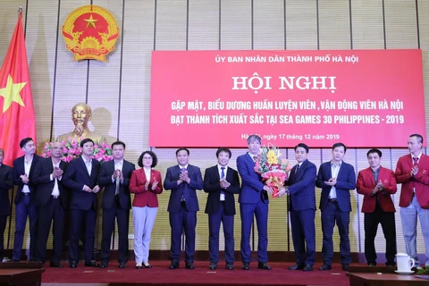 Chủ tịch Ủy ban Nhân dân thành phố Hà Nội Nguyễn Đức Chung tặng hoa, chúc mừng các bộ môn của đoàn thể thao Việt Nam. (Ảnh: Lâm Khánh/TTXVN) 
