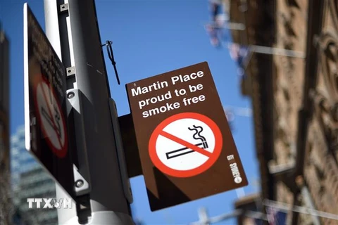 Biển cấm hút thuốc lá tại địa điểm công cộng ở Sydney, Australia. (Nguồn: AFP/TTXVN) 