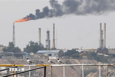 Một cơ sở khai thác dầu trên đảo Khark, Iran. (Nguồn: AFP/TTXVN) 