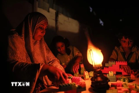 Người dân Palestine sinh hoạt trong cảnh mất điện ở trại tị nạn Khan Yunis, phía Nam Dải Gaza tháng 7/2018. (Nguồn: AFP/TTXVN) 
