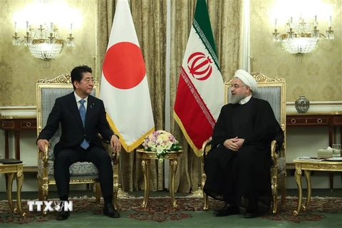 Thủ tướng Nhật Bản Shinzo Abe (trái) trong cuộc gặp Tổng thống Iran Hassan Rouhani tại Tehran ngày 12/6/2019. (Nguồn: AFP/TTXVN) 