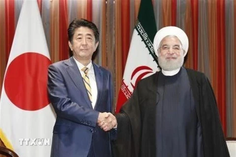 Thủ tướng Nhật Bản Shinzo Abe (trái) trong cuộc gặp Tổng thống Iran Hassan Rouhani tại Tehran ngày 24/9/2019. (Nguồn: Kyodo/TTXVN) 