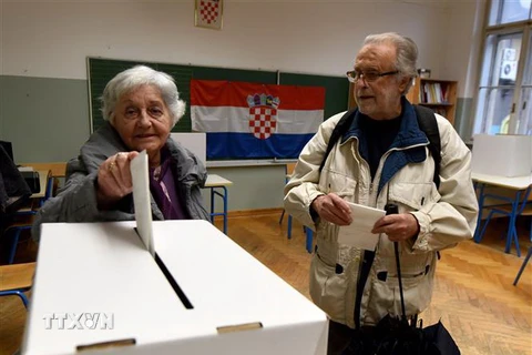 Cử tri bỏ phiếu trong cuộc bầu cử Tổng thống tại điểm bầu cử ở Zagreb, Croatia, ngày 22/12/2019. (Nguồn: AFP/TTXVN) 