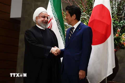 Thủ tướng Nhật Bản Shinzo Abe (phải) và Tổng thống Iran Hassan Rouhani trong cuộc gặp tại Tokyo, Nhật Bản, ngày 20/12/2019. (Nguồn: AFP/TTXVN) 