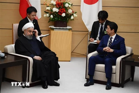 Tổng thống Iran Hassan Rouhani (trái) và Thủ tướng Nhật Bản Shinzo Abe (phải) tại cuộc gặp ở Tokyo ngày 20/12/2019. (Nguồn: AFP/TTXVN) 