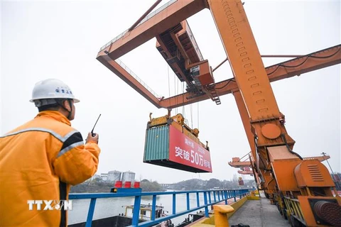 Hàng hóa được bốc dỡ tại cảng ở tỉnh Chiết Giang, Trung Quốc, ngày 17/12/2019. (Nguồn: THX/TTXVN) 