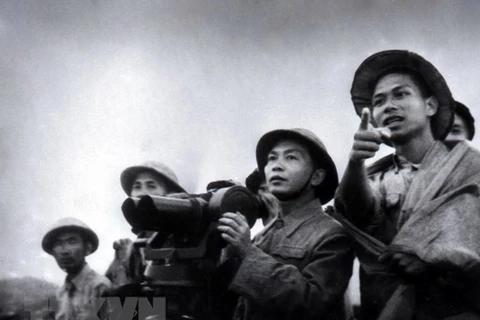 Đại tướng Võ Nguyên Giáp quan sát trận địa Điện Biên Phủ lần cuối trước khi phát lệnh nổ súng tấn công. (Ảnh: Tư liệu TTXVN) 