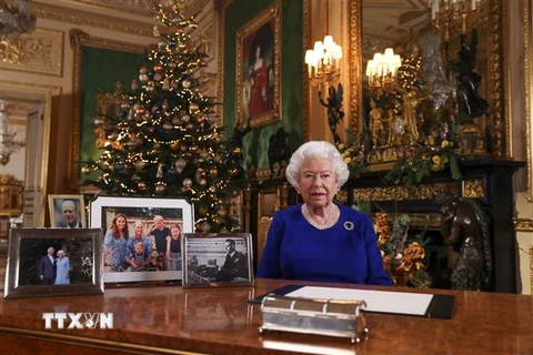 Nữ hoàng Anh Elizabeth II ghi hình thông điệp ngày Giáng sinh tại Lâu đài Windsor, London, ngày 24/12/2019. (Nguồn: AFP/TTXVN) 