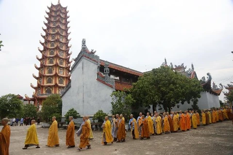 [Video] Đến Phủ Dày ngắm tòa bảo tháp ở chùa Tiên Hương