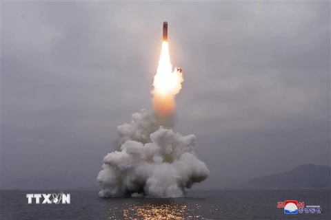 Vụ thử tên lửa đạn đạo kiểu mới Pukguksong-3 từ tàu ngầm của Triều Tiên ở ngoài khơi Vịnh Wonsan, ngày 2/10/2019. (Nguồn: AFP/TTXVN) 