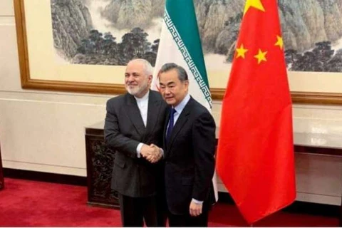 Ngoại trưởng Iran Mohammad Javad Zarif và Ủy viên Quốc vụ kiêm Ngoại trưởng Trung Quốc Vương Nghị. (Nguồn: urdupoint.com) 