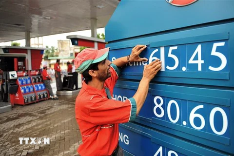Điều chỉnh giá xăng dầu tại trạm xăng ở Karachi, Pakistan. (Nguồn: AFP/TTXVN) 