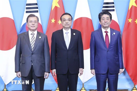 Tổng thống Hàn Quốc Moon Jae-in, Thủ tướng Trung Quốc Lý Khắc Cường và Thủ tướng Nhật Bản Shinzo Abe tại cuộc gặp ở Thành Đô, Trung Quốc ngày 24/12/2019. (Nguồn: THX/TTXVN) 