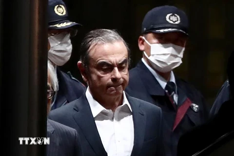 Cựu Chủ tịch Nissan Motor, Carlos Ghosn (giữa) tại Tokyo ngày 25/4. (Nguồn: AFP/TTXVN) 