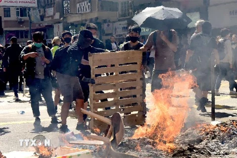 Người biểu tình dựng vật cản và đốt phá trên đường phố, làm tê liệt hệ thống giao thông tại Hong Kong (Trung Quốc) ngày 11/11/2019. (Nguồn: THX/TTXVN) 