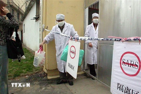 Nhân viên y tế làm việc tại Trung Quốc, trong bối cảnh bùng phát hội chứng viêm đường hô hấp cấp (SARS), tháng 5/2003. (Ảnh minh họa: AFP/TTXVN) 