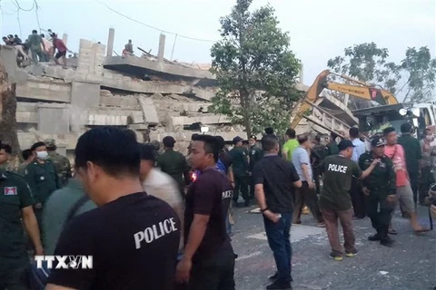 Lực lượng cứu hộ tìm kiếm nạn nhân dưới đống đổ nát của công trình đang thi công bị đổ sập ngày 3/1/2020. (Nguồn: AFP/TTXVN) 