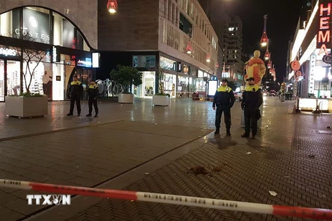 Cảnh sát Hà Lan phong tỏa khu vực Grote Marktstraat, một trong những phố mua sắm sầm uất ở trung tâm thành phố La Hay, sau một vụ tấn công ngày 29/11/2019. (Nguồn: AFP/TTXVN) 