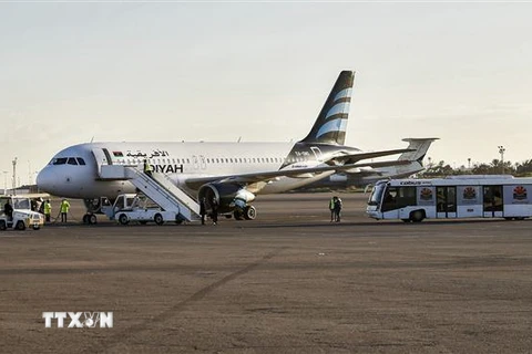 Máy bay ở sân bay Mitiga, ở Tripoli, Libya. (Nguồn: AFP/TTXVN) 