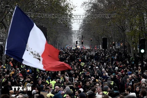 Người dân tham gia biểu tình phản đối kế hoạch cải cách chính sách hưu trí tại Paris, Pháp ngày 17/12/2019. (Nguồn: AFP/TTXVN) 