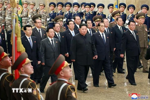 Nhà lãnh đạo Triều Tiên Kim Jong-un (giữa, phía trước) trong một hoạt động tại Bình Nhưỡng ngày 17/12/2019. (Nguồn: AFP/TTXVN) 