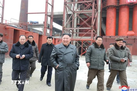 Nhà lãnh đạo Triều Tiên Kim Jong-un (giữa) thị sát công trường xây dựng nhà máy sản xuất phân bón ở thành phố Sunchon, tỉnh Nam Pyongan ngày 7/1/2020. (Nguồn: Yonhap/TTXVN) 