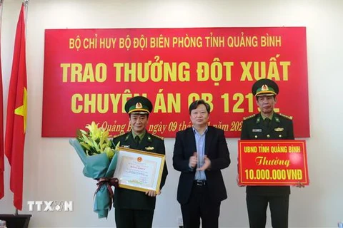 Phó Chủ tịch Ủy ban Nhân dân tỉnh Quảng Bình Nguyễn Tiến Hoàng trao tặng Bằng khen và tiền thưởng cho Ban Chuyên án QB1219L Bộ đội Biên phòng Quảng Bình. (Ảnh: Võ Dung/TTXVN) 