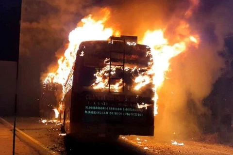 Vụ va chạm khiến chiếc xe buýt bốc cháy. (Nguồn: PTI) 
