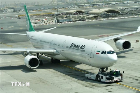 Máy bay Airbus A340 của hãng hàng không Mahan Air tại sân bay quốc tế Dubai, UAE. (Nguồn: AFP/TTXVN) 