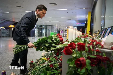 Tổng thống Ukraine Volodymyr Zelensky đặt hoa tưởng niệm các nạn nhân vụ máy bay của Hãng hàng không quốc tế Ukraine rơi tại Tehran (Iran), ở ngoại ô thủ đô Kiev ngày 9/1/2020. (Nguồn: AFP/TTXVN) 