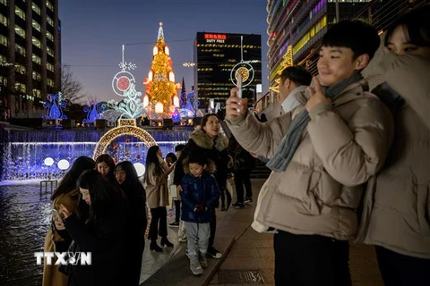 Người dân và du khách vui chơi trên một đường phố ở Seoul, Hàn Quốc. (Nguồn: AFP/TTXVN) 