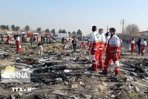 Lực lượng cứu hộ làm nhiệm vụ tại hiện trường vụ rơi máy bay chở khách của Hãng hàng không quốc tế Ukraine ở Tehran, Iran ngày 8/1/2020. (Nguồn: IRNA/TTXVN) 