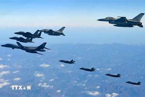 Máy bay ném bom B-1B (trái), US F-35A (phía xa) của Không lực Mỹ (trái) và F-16 (phải) cùng F-15K (trái, phía trên) của Hàn Quốc trong cuộc tập trận chung thường niên Vigilant Ace ngày 6/12/2017. (Nguồn: AFP/TTXVN) 
