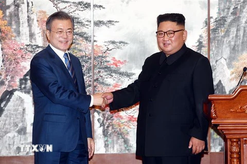 Nhà lãnh đạo Triều Tiên Kim Jong-un (phải) và Tổng thống Hàn Quốc Moon Jae-in tại hội nghị thượng đỉnh liên Triều lần thứ 3 ở Bình Nhưỡng ngày 19/9/2018. (Nguồn: AFP/TTXVN) 
