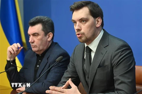 Thủ tướng Ukraine Oleksiy Honcharuk (phải) trong cuộc họp báo tại Kiev ngày 8/1/2020. (Nguồn: AFP/TTXVN) 