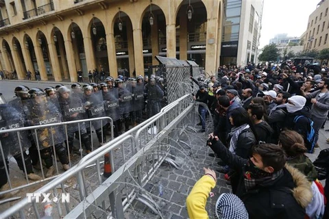 Người biểu tình xung đột với cảnh sát tại Beirut, Liban ngày 18/1/2020. (Nguồn: THX/TTXVN) 