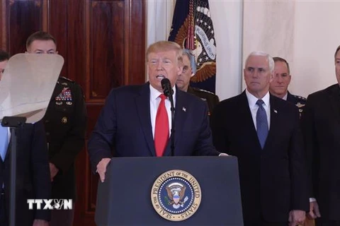 Tổng thống Mỹ Donald Trump (giữa) trong bài phát biểu tại Washington, DC ngày 8/1/2020. (Nguồn: THX/TTXVN) 