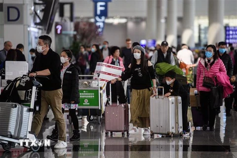 Hành khách đeo khẩu trang để phòng tránh lây nhiễm virus corona tại sân bay quốc tế Hong Kong, Trung Quốc, ngày 22/1/2020. (Nguồn: AFP/TTXVN) 