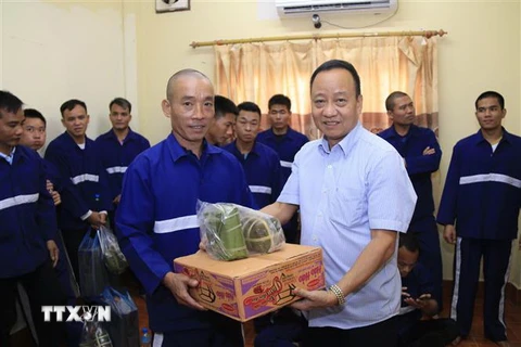 Ông Nguyễn Duy Quận, Trưởng phòng Lãnh sự Đại sứ quán Việt Nam tại Lào đang trao quà Tết và động viên các nghi phạm và tù nhân. (Ảnh: Phạm Kiên/TTXVN) 