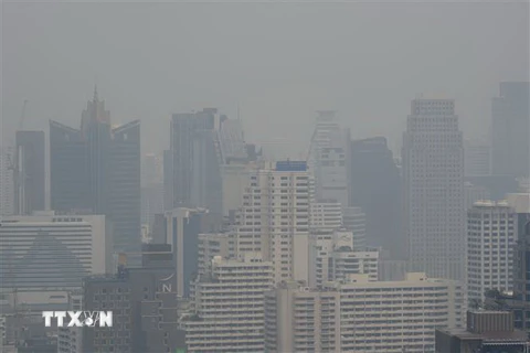 Bụi bao phủ dày đặc tại thủ đô Bangkok, Thái Lan. (Nguồn: AFP/TTXVN) 