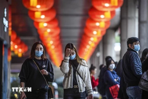 Người dân đeo khẩu trang đề phòng lây nhiễm virus corona gây dịch bệnh viêm phổi tại Macau, Trung Quốc ngày 22/1/2020. (Nguồn: AFP/TTXVN) 