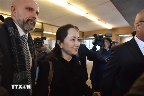 CFO Tập đoàn Huawei của Trung Quốc, bà Mạnh Vãn Châu (giữa) rời Tòa án Tối cao ở British Columbia, Canada sau phiên tòa xem xét việc dẫn độ bà về Mỹ, ngày 20/1/2020. (Nguồn: AFP/TTXVN) 