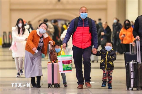Hành khách đeo khẩu trang khi di chuyển tại một nhà ga ở Hồ Bắc, Trung Quốc để phòng tránh lây nhiễm dịch bệnh viêm phổi do virus corona ngày 21/1/2020. (Nguồn: AFP/TTXVN) 
